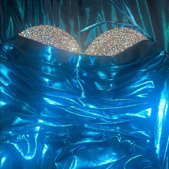 Fitted Beaded Metallic Mermaid Sparkly Slit Gown by Ladivine CD352 Size 4 - Picture 5 of 5